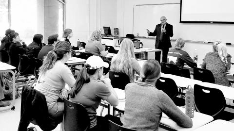 AFSGA students attend a cover letter workshop
